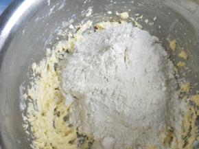 筛入低粉面粉和奶粉。