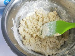 用搅拌刀搅拌至无干粉。