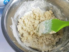 用搅拌刀搅拌至无干粉。