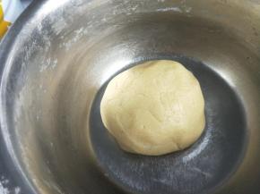 然后揉成光滑的面团。