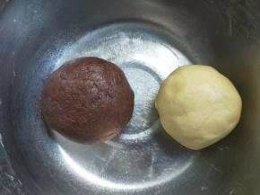 取出一半面团，加入可可粉，揉成可可面团。