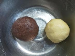 取出一半面团，加入可可粉，揉成可可面团。