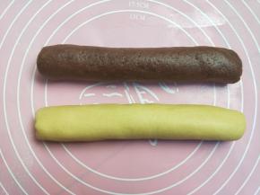 然后两个面团揉成长条。