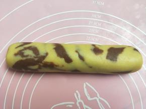 重叠在一起，用手揉捏几次。使面团互相混合。几次就好也不要揉太多次，然后揉成大圆条，放冰箱冷冻半小时。