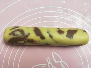 重叠在一起，用手揉捏几次。使面团互相混合。几次就好也不要揉太多次，然后揉成大圆条，放冰箱冷冻半小时。