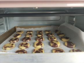 放入预热好180度的烤箱内，烤十分钟即可。