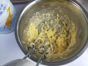 用打蛋器打至黄油体积变大。