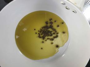 锅烧热油，爆香花椒