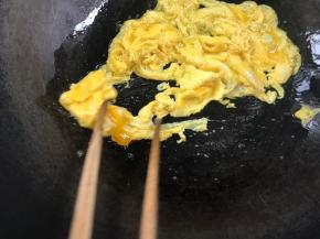 热锅给油，倒入鸡蛋，用筷子搅拌成颗粒