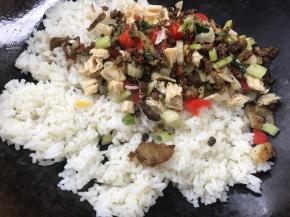 加入现菜，炒至出香味