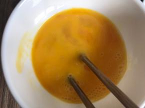 加入料酒和盐，划散