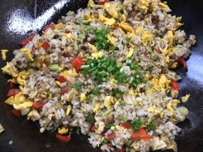 加入葱花，炒匀即可