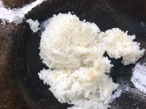 锅留底油，放入现饭，煎炒至散开