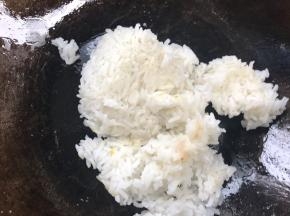 锅留底油，放入现饭，煎炒至散开