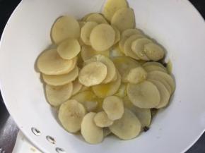 放入土豆片，煎至两面金黄