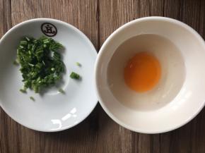 香葱洗净切葱花，鸡蛋打入碗中