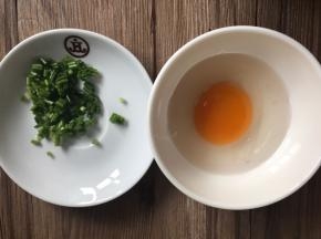 香葱洗净切葱花，鸡蛋打入碗中