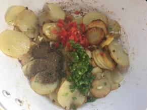 加入红椒碎、孜然、葱花味精炒匀即可