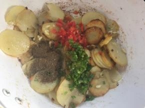 加入红椒碎、孜然、葱花味精炒匀即可