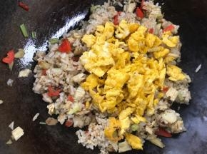 加入鸡蛋，炒片刻