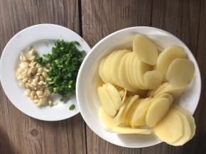 土豆洗净去皮，切片，大蒜去皮切碎，香葱摘洗干净切葱花