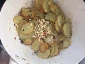 加入蒜末、盐炒香入味