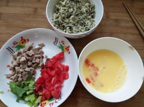 鸡蛋打散放了一点红椒