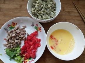 鸡蛋打散放了一点红椒