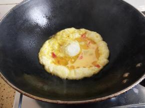 热锅入油炒香鸡蛋