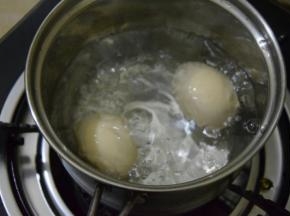 鸡蛋入锅煮熟