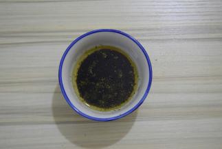 碗里加入所有调料拌匀