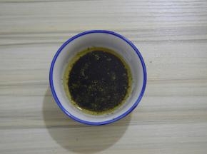碗里加入所有调料拌匀
