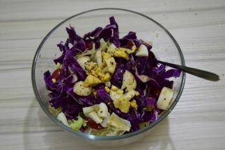 将鸡蛋切碎，所有食材装碗，倒入调料拌匀即可