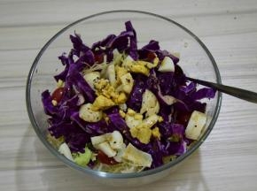 将鸡蛋切碎，所有食材装碗，倒入调料拌匀即可