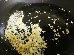 锅里放一点油，八分热时倒入蒜泥爆香