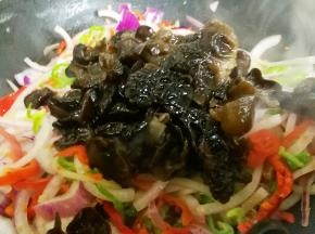 倒入木耳翻炒一下