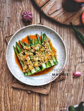 把步骤18的汁淋秋葵上。