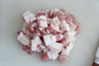 猪肉切小块。