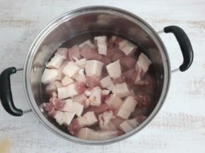 猪肉冷水下锅，水开后煮3分钟，撇去浮沫，冲洗干净，捞出备用。