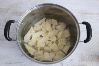 冬笋清水中浸泡10分钟，漂洗干净。