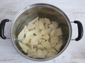 冬笋清水中浸泡10分钟，漂洗干净。