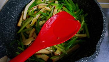 出锅前淋入白米醋，翻炒出香味，即可