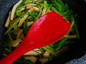出锅前淋入白米醋，翻炒出香味，即可