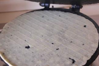 然后盖上盖子，停1分钟翻面，稍微上色后立即借助筷子卷起