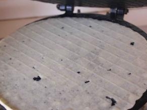 然后盖上盖子，停1分钟翻面，稍微上色后立即借助筷子卷起