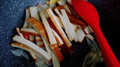 加入熏干翻炒至微微焦黄