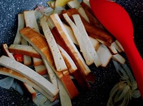 加入熏干翻炒至微微焦黄