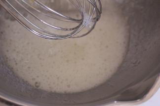 用蛋抽搅拌至细砂糖溶解