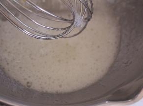 用蛋抽搅拌至细砂糖溶解