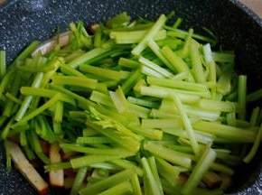 加入香芹翻炒